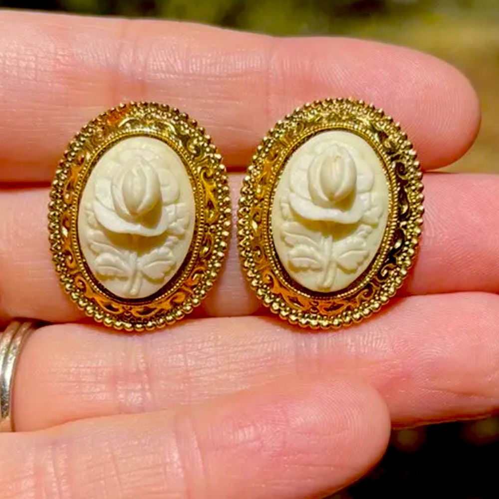 Vintage White Rose Earrings With Gold. For pearced ears.